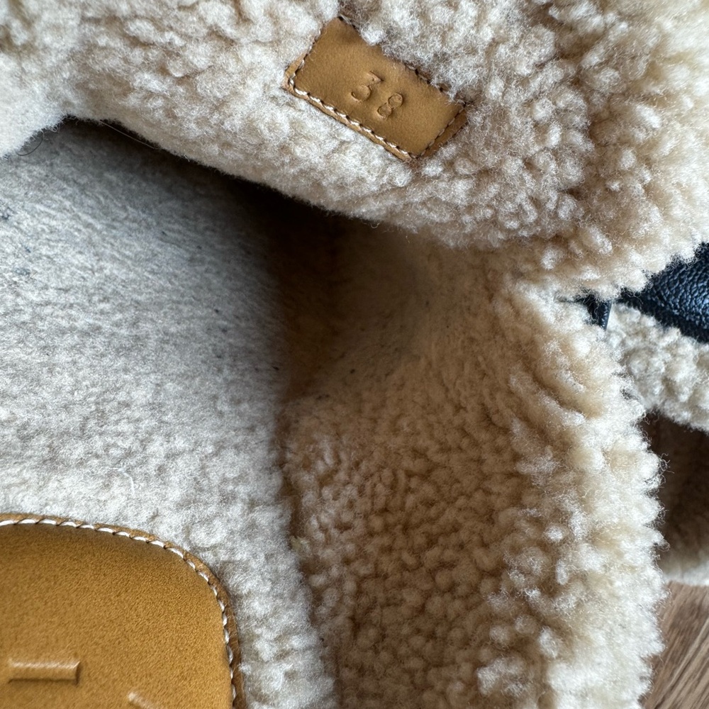 Gucci Black Leather Women's Loafers with Gold Accents - Picture 5 of 8